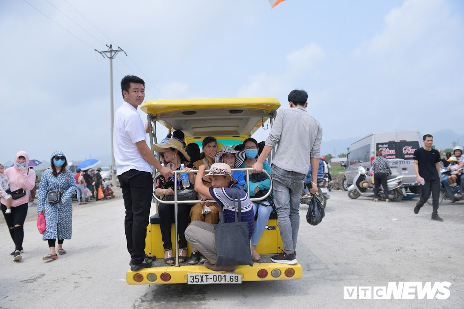 anh hang nghin du khach du bam chen chuc tren xe dien mien phi vao chua tam chuc