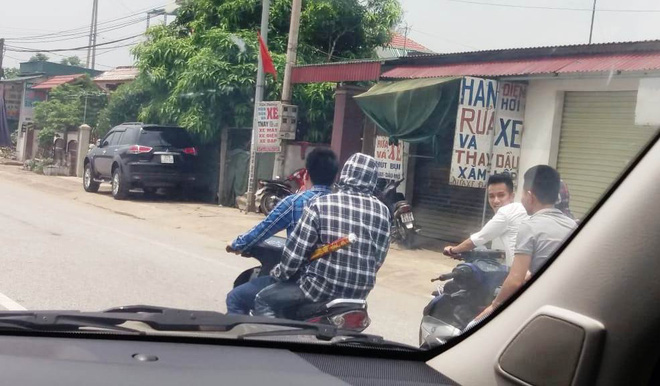 doan xe may dua dau khong mu bao hiem tat dau o to nghenh ngang dan hang tren quoc lo 1