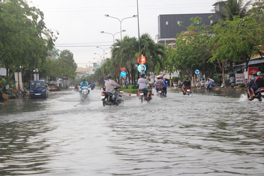 sau con mua trang troi csgt bac lieu giup dan di chuyen trong bien nuoc