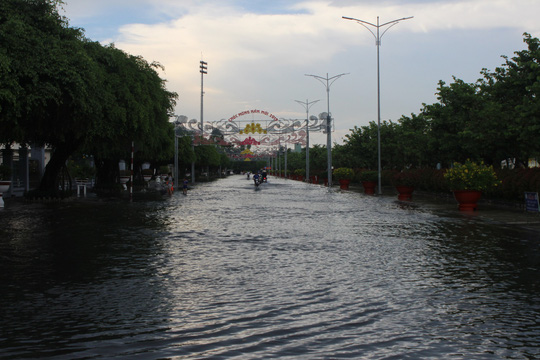 sau con mua trang troi csgt bac lieu giup dan di chuyen trong bien nuoc