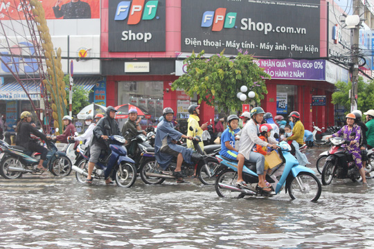 sau con mua trang troi csgt bac lieu giup dan di chuyen trong bien nuoc