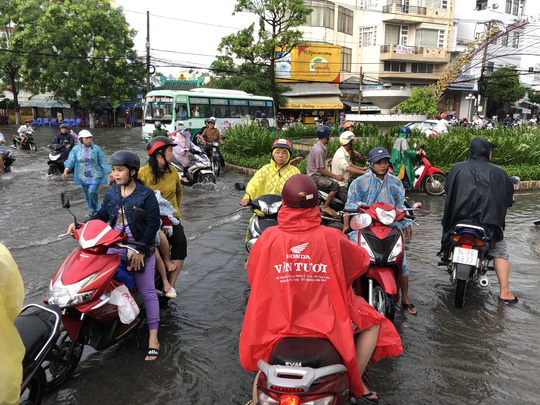 sau con mua trang troi csgt bac lieu giup dan di chuyen trong bien nuoc