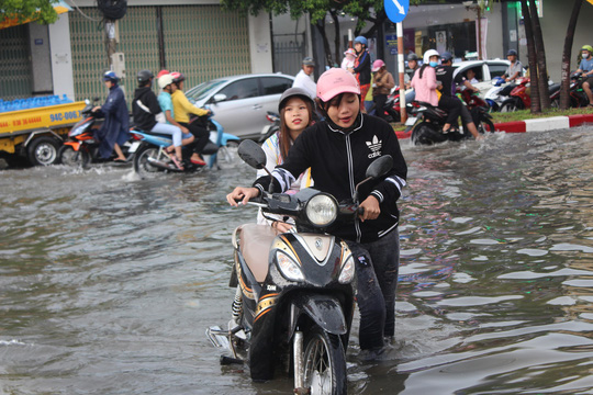 sau con mua trang troi csgt bac lieu giup dan di chuyen trong bien nuoc