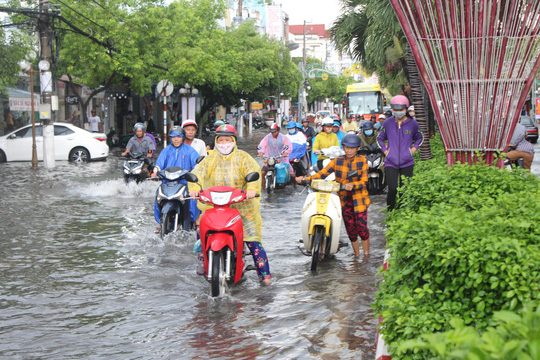 sau con mua trang troi csgt bac lieu giup dan di chuyen trong bien nuoc