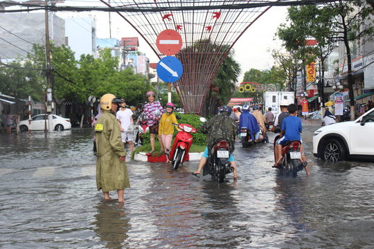 sau con mua trang troi csgt bac lieu giup dan di chuyen trong bien nuoc