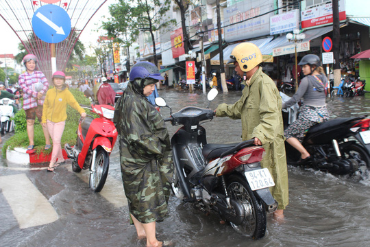 sau con mua trang troi csgt bac lieu giup dan di chuyen trong bien nuoc