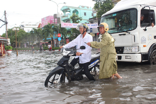 sau con mua trang troi csgt bac lieu giup dan di chuyen trong bien nuoc