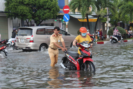 sau con mua trang troi csgt bac lieu giup dan di chuyen trong bien nuoc