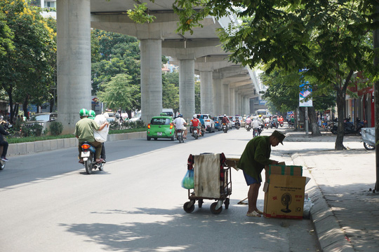 ha noi nguoi dan vat va duoi troi nang nong tren 40 do c