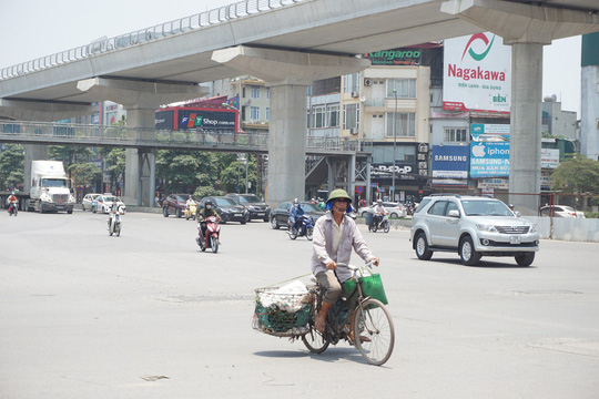 ha noi nguoi dan vat va duoi troi nang nong tren 40 do c