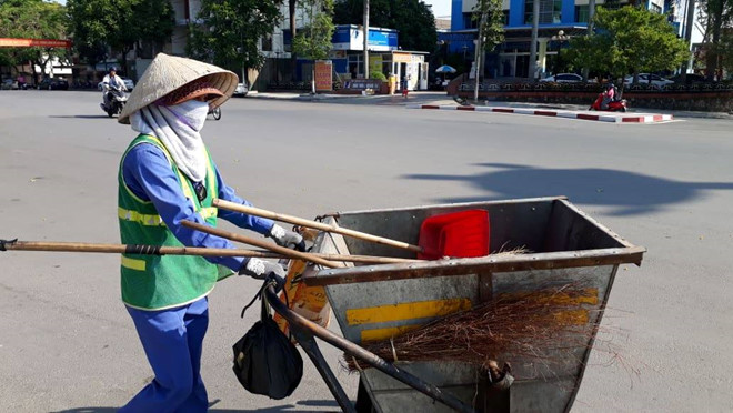 co chu shop quan ao den nha xin loi co lao cong vi tre nguoi non da