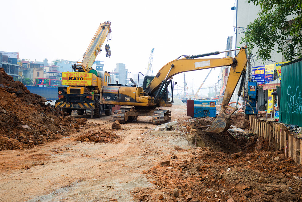 ha noi kenh muong xuat hien truoc cua nha dan tai tuyen duong ngan ti