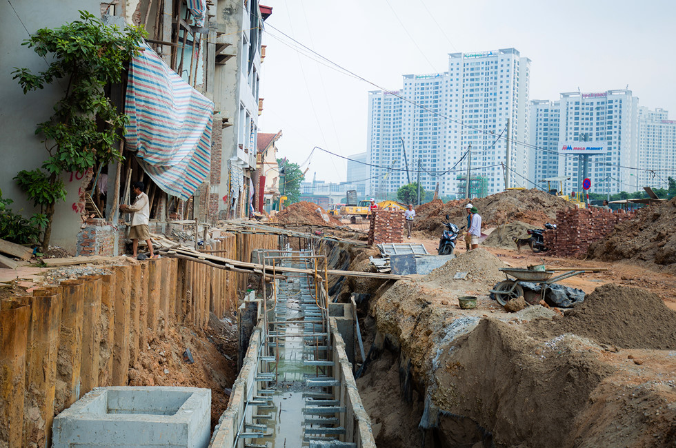 ha noi kenh muong xuat hien truoc cua nha dan tai tuyen duong ngan ti