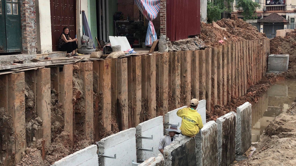 ha noi kenh muong xuat hien truoc cua nha dan tai tuyen duong ngan ti