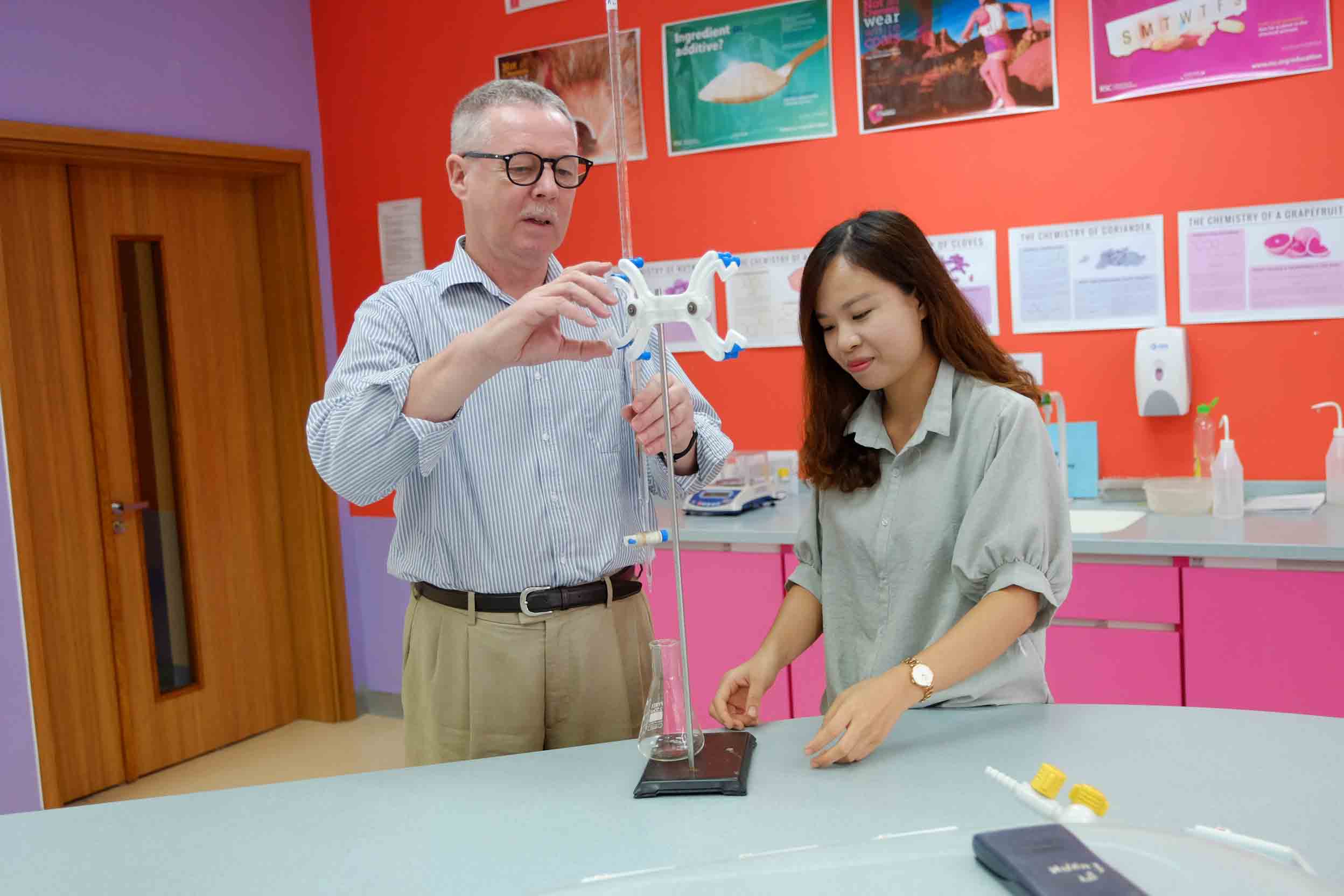 tu ky thi tu tai quoc te nhin sang ky thi tu tai viet nam