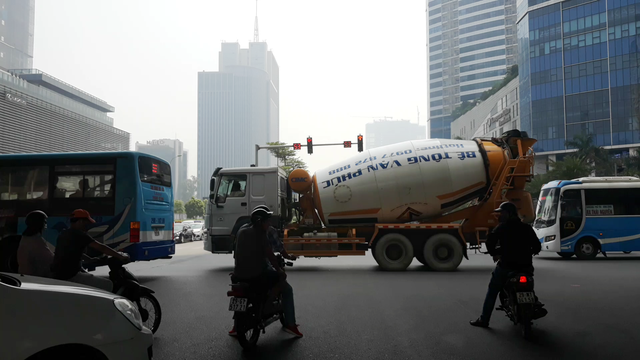 gio cam xe tai van nghenh ngang tren pho ha noi