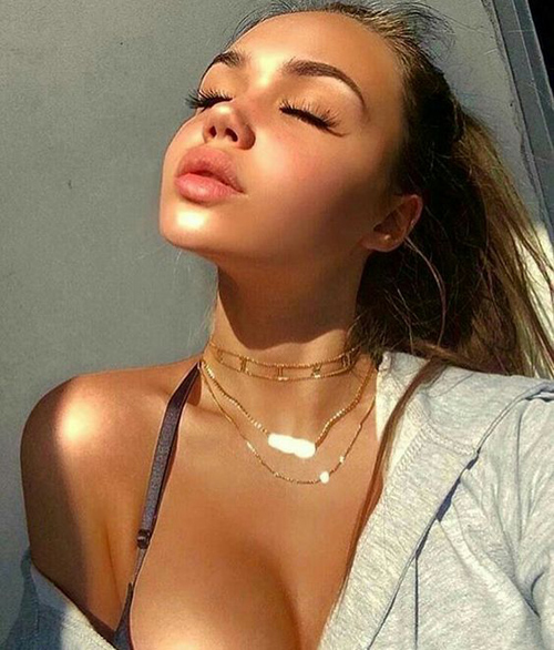 Gái Tây đua nhau theo mốt da bóng loáng gai tay dua nhau theo mot da bong loang soi guong duoc