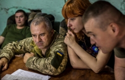 nu binh si ukraine mac do lot nhay trong doanh trai