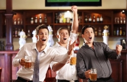 co nang meo mat chi vi chong tuong lai lo mom luc xem world cup ma bo vo nhat dinh khong cho cuoi