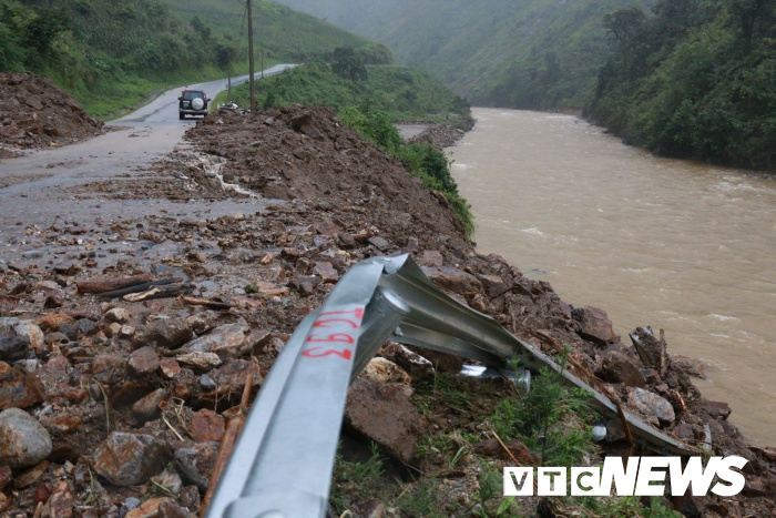 anh sat lo kinh hoang o lao cai dan gong minh day o to trong dong nuoc lu