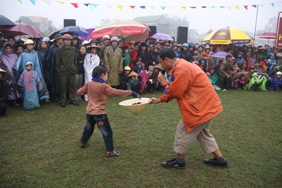 mc quyen linh lui thui mot minh ban chai dao cao rau toan do khach san