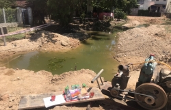 Hai cháu bé rơi xuống hố công trình thiệt mạng: Chủ tịch huyện nói 'nó nhỏ mà' đính chính thông tin