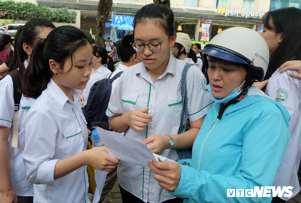 cuoc dua vao lop 10 tai ha noi phu huynh dung ngoi khong yen voi noi lo dan lap