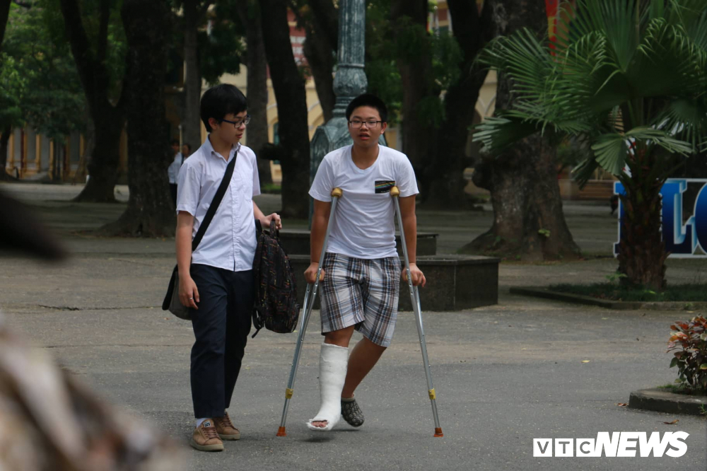 bi tai nan thi sinh van chong nang di thi lop 10 chuyen o ha noi