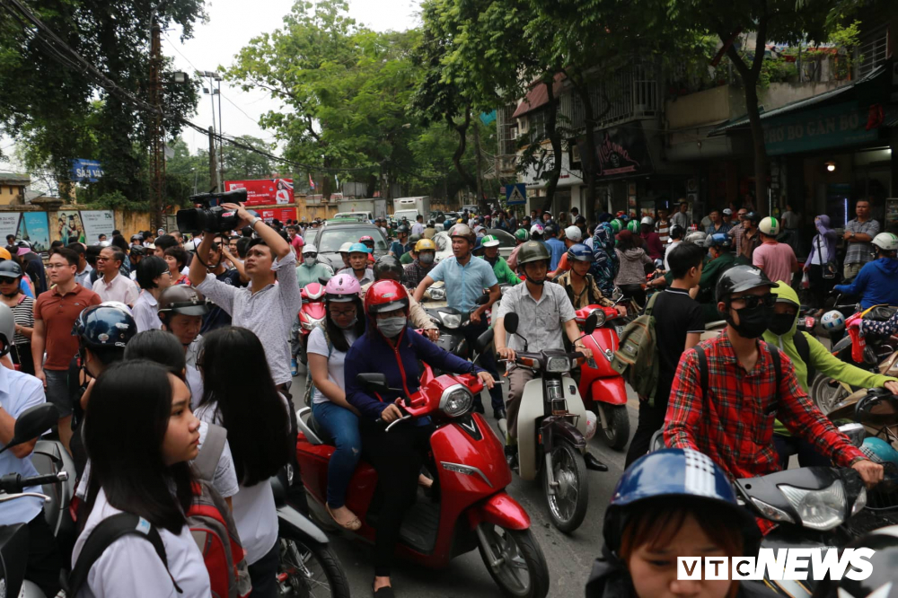 bi tai nan thi sinh van chong nang di thi lop 10 chuyen o ha noi