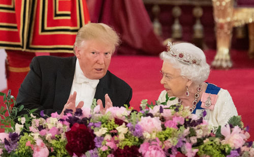 trump pha vo nghi thuc hoang gia khi cham vao lung nu hoang anh