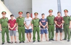 philippines bat 5 nguoi viet bi nghi van chuyen tram huong trai phep