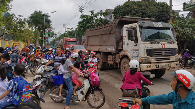 xe tai cho dat qua tai hoanh hanh tai quang ninh