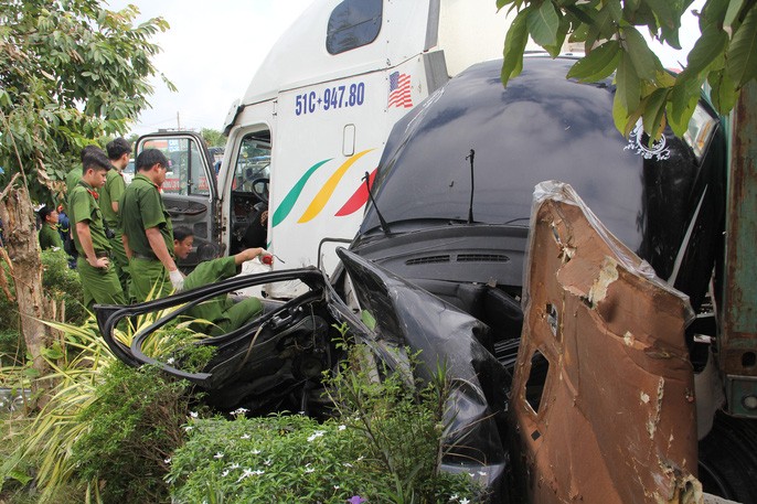 vu container lua oto co den 4 nguoi trong 1 gia dinh tu nan