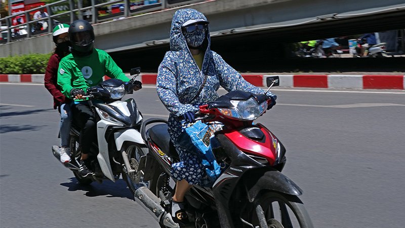 nguoi ha noi ra duong kin mit ngoi ca phe lanh run giua nang 40 do