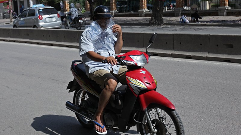 nguoi ha noi ra duong kin mit ngoi ca phe lanh run giua nang 40 do