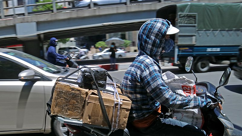 nguoi ha noi ra duong kin mit ngoi ca phe lanh run giua nang 40 do