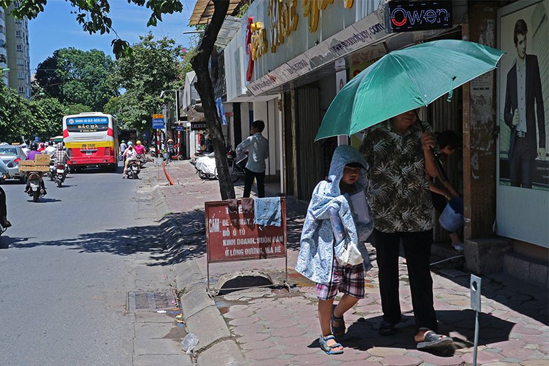 nguoi ha noi ra duong kin mit ngoi ca phe lanh run giua nang 40 do