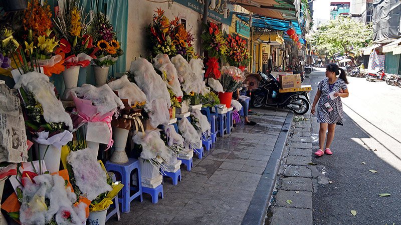 nguoi ha noi ra duong kin mit ngoi ca phe lanh run giua nang 40 do