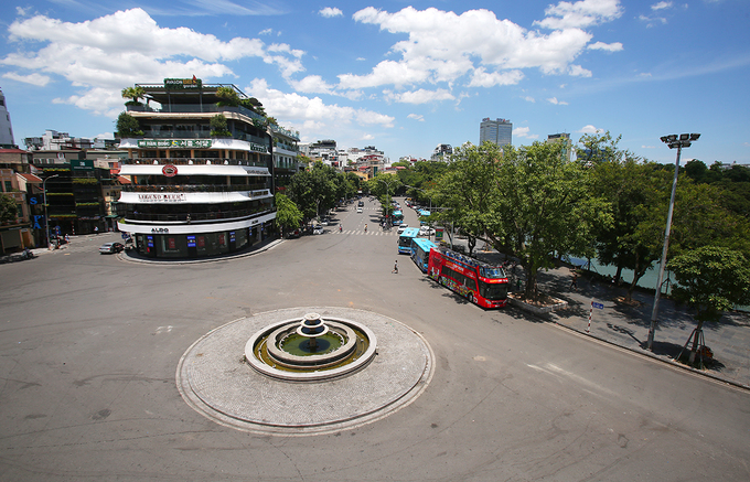 nguoi lao dong vat ao ra mo hoi duoi troi nong hon 40 do c