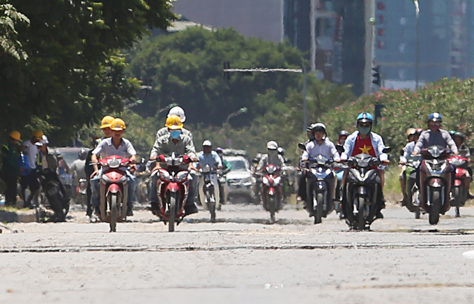 nguoi lao dong vat ao ra mo hoi duoi troi nong hon 40 do c