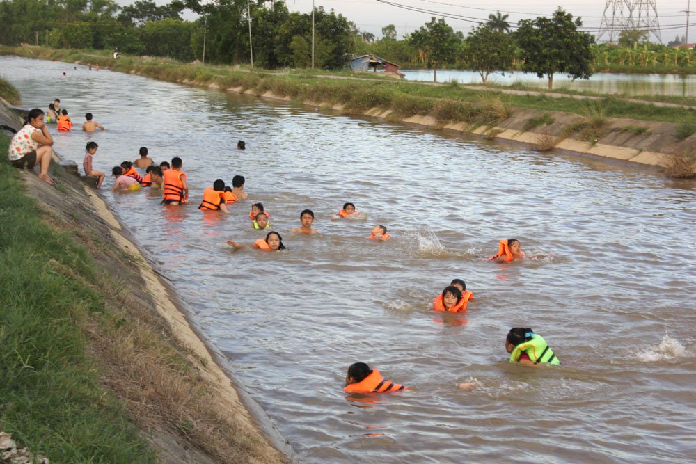 anh nang nong nhu rang dan ha noi ru nhau ra bai tam mien phi giai nhiet