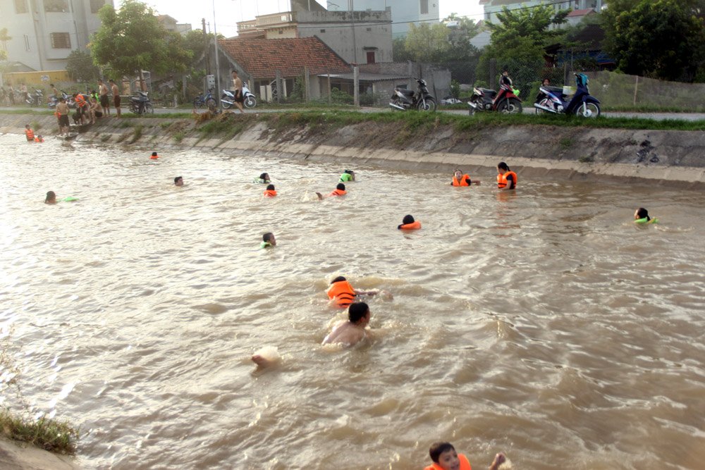 anh nang nong nhu rang dan ha noi ru nhau ra bai tam mien phi giai nhiet