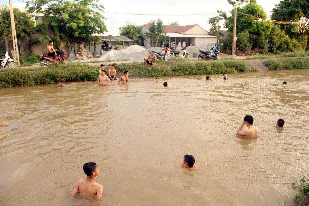 anh nang nong nhu rang dan ha noi ru nhau ra bai tam mien phi giai nhiet