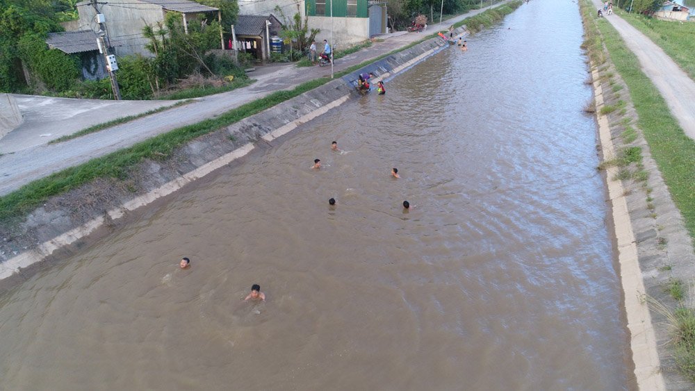 anh nang nong nhu rang dan ha noi ru nhau ra bai tam mien phi giai nhiet