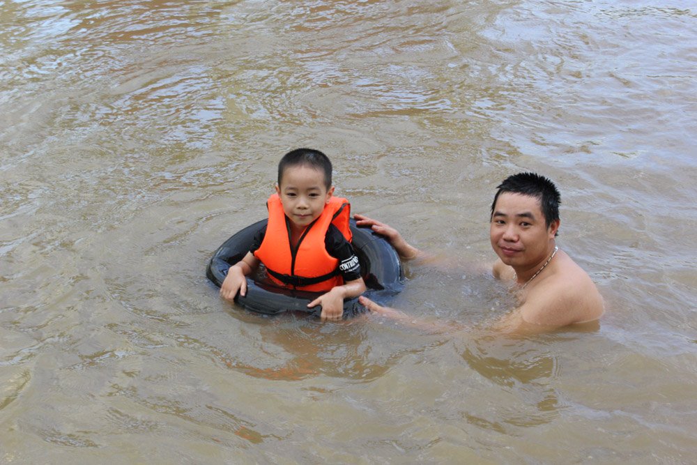 anh nang nong nhu rang dan ha noi ru nhau ra bai tam mien phi giai nhiet