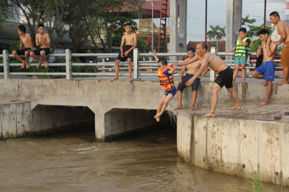 anh nang nong nhu rang dan ha noi ru nhau ra bai tam mien phi giai nhiet