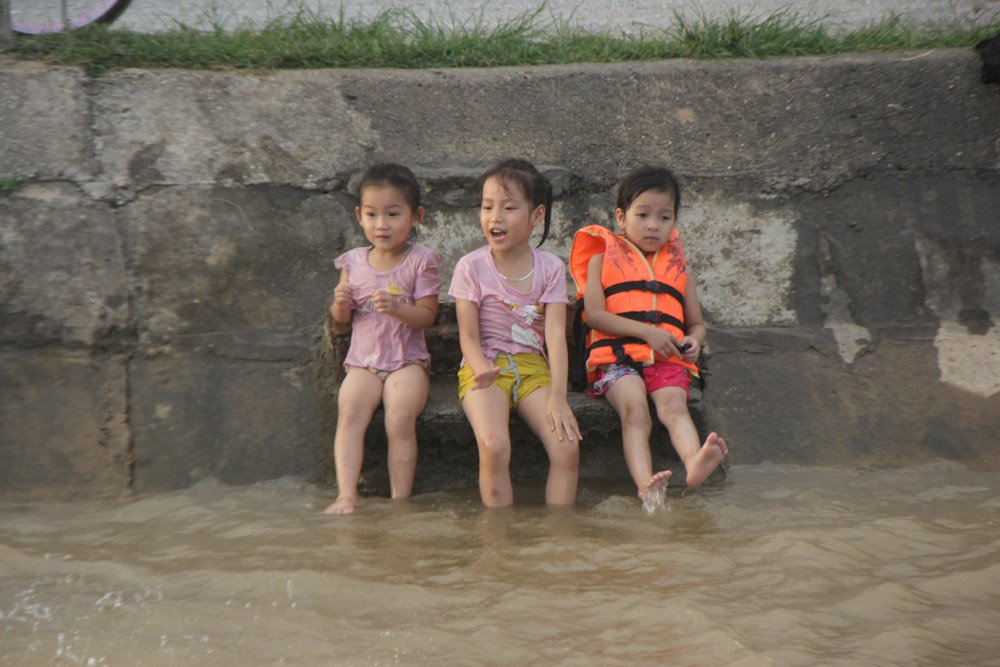 anh nang nong nhu rang dan ha noi ru nhau ra bai tam mien phi giai nhiet