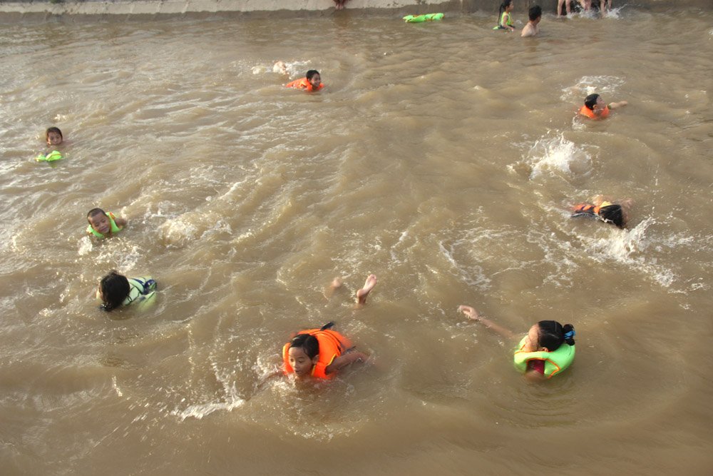 anh nang nong nhu rang dan ha noi ru nhau ra bai tam mien phi giai nhiet