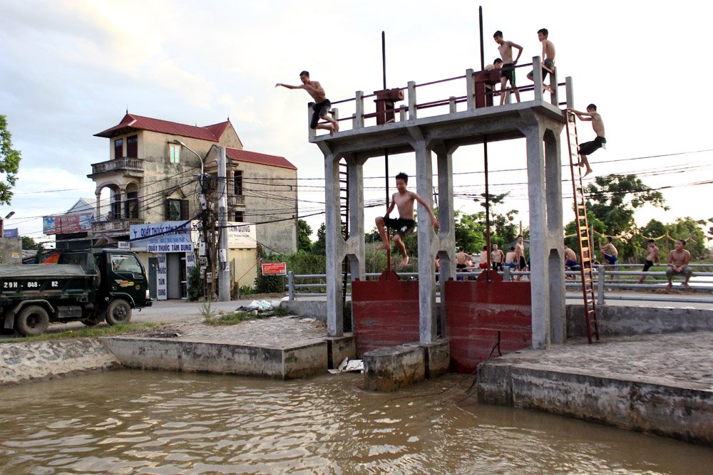 anh nang nong nhu rang dan ha noi ru nhau ra bai tam mien phi giai nhiet