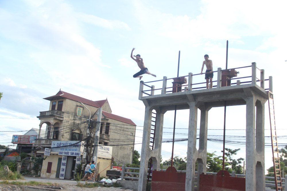 anh nang nong nhu rang dan ha noi ru nhau ra bai tam mien phi giai nhiet